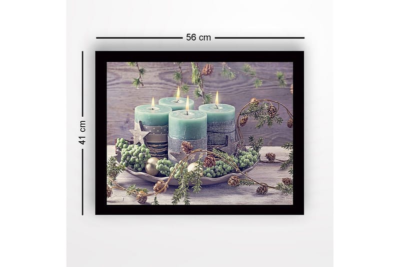 Inramad Canvastavla i trä - 41x56 cm - Tända ljus i en vinterdekoration med granris och kottar - Grön / Ljusblå / Beige - Inredning & dekor - Tavlor & konst