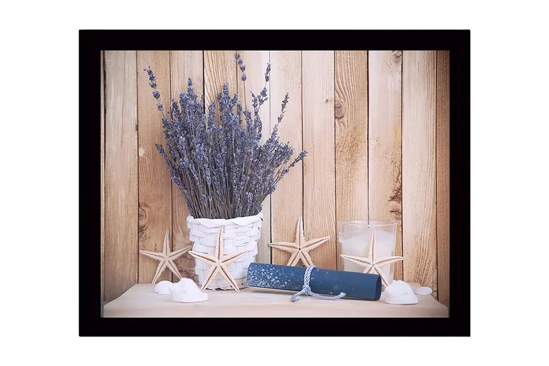 Inramad Canvastavla i trä - 41x56 cm - Torkad lavendel i en vit korg med sjöstjärnor och en rulle papper, Lila / Vit / Blå