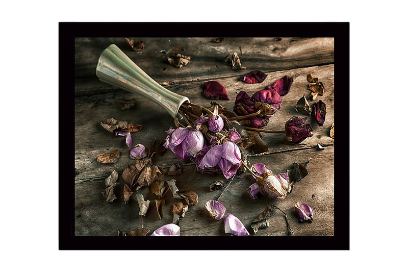 Inramad Canvastavla i trä - 41x56 cm - Torkade rosor i en vas på ett träbord - Lila / Brunt / Grått - Inredning & dekor - Tavlor & konst