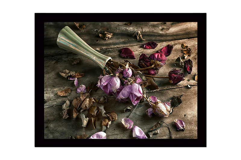 Inramad Canvastavla i trä - 41x56 cm - Torkade rosor i en vas på ett träbord - Lila / Brunt / Grått - Inredning & dekor - Tavlor & konst