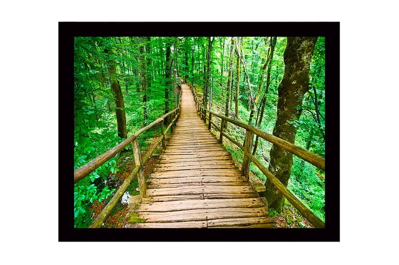 Inramad Canvastavla i trä - 41x56 cm - Träbro som slingrar sig genom en grönskande skog - Grön / Brun - Inredning & dekor - Tavlor & konst