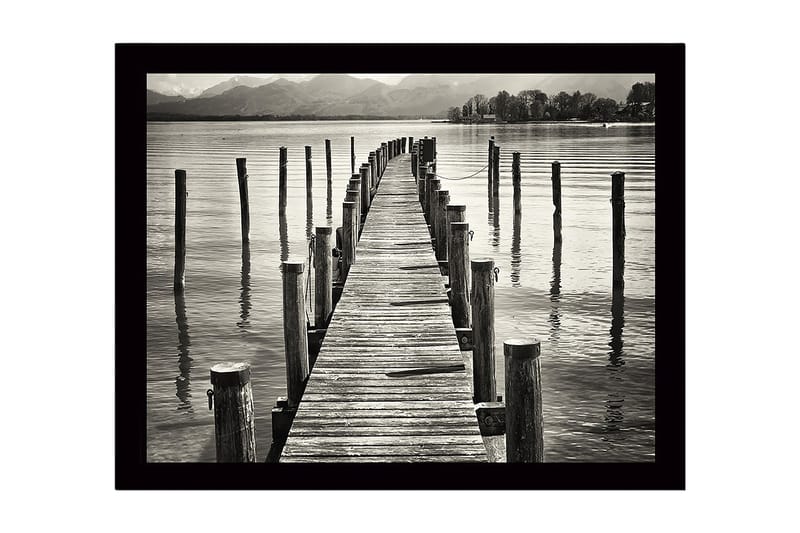 Inramad Canvastavla i trä - 41x56 cm - Träbrygga som sträcker sig ut över stilla vatten - Svart / Vitt / Grått - Inredning & dekor - Tavlor & konst