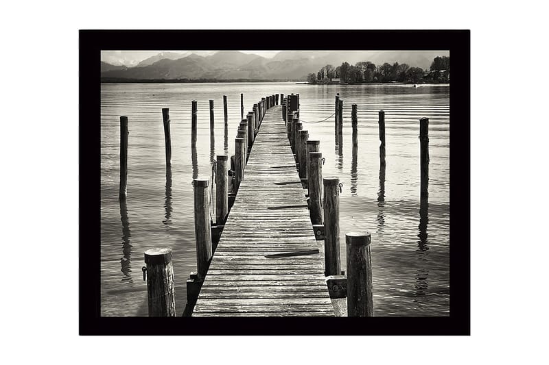 Inramad Canvastavla i trä - 41x56 cm - Träbrygga som sträcker sig ut över stilla vatten - Svart / Vitt / Grått - Inredning & dekor - Tavlor & konst