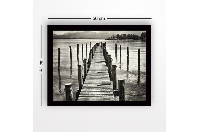 Inramad Canvastavla i trä - 41x56 cm - Träbrygga som sträcker sig ut över stilla vatten - Svart / Vitt / Grått - Inredning & dekor - Tavlor & konst