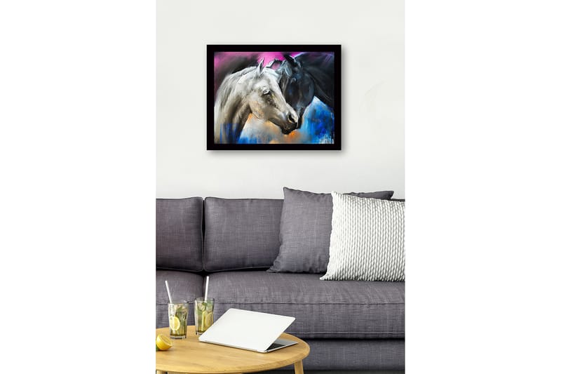 Inramad Canvastavla i trä - 41x56 cm - Två hästar i kontrasterande färger, en vit och en svart, som möts i en dynamisk komposition - Vit / Svart / Blå - Inredning & dekor - Tavlor & konst