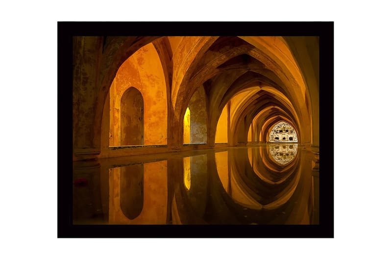 Inramad Canvastavla i trä - 41x56 cm - Vacker arkitektur med reflektioner i en stilla vattenyta, Guld / Orange / Brun