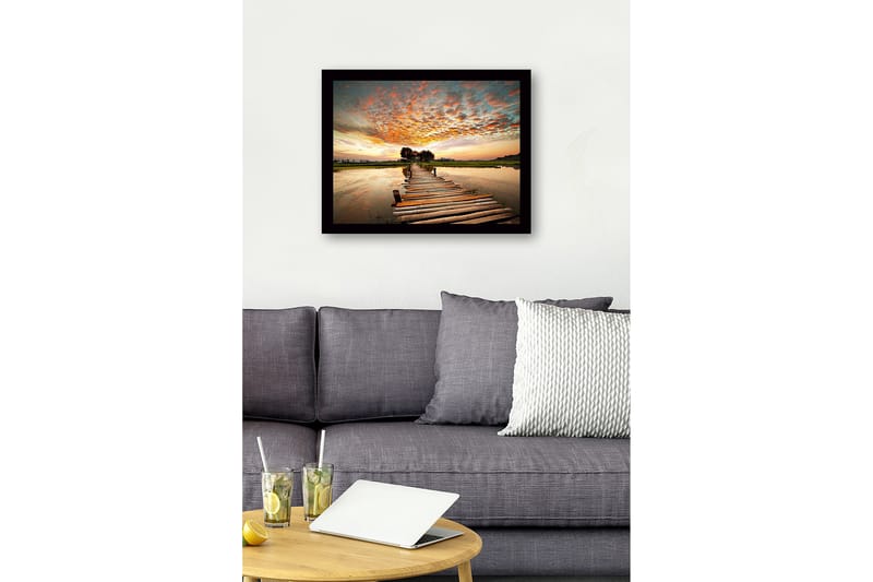 Inramad Canvastavla i trä - 41x56 cm - Vacker brygga som sträcker sig över stilla vatten vid solnedgång - Orange / Blå / Grön - Inredning & dekor - Tavlor & konst