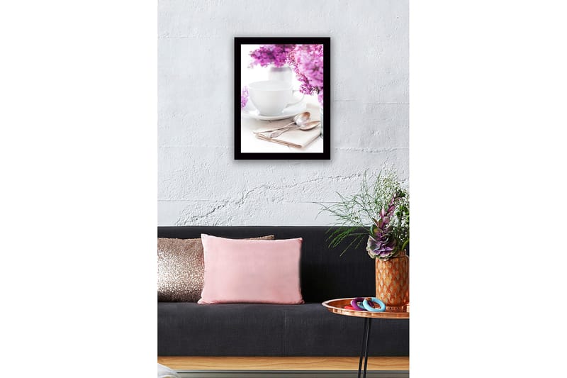 Inramad Canvastavla i trä - 41x56 cm - Vacker dukning med lilablommor och en vit kopp - Lila / Vit - Inredning & dekor - Tavlor & konst