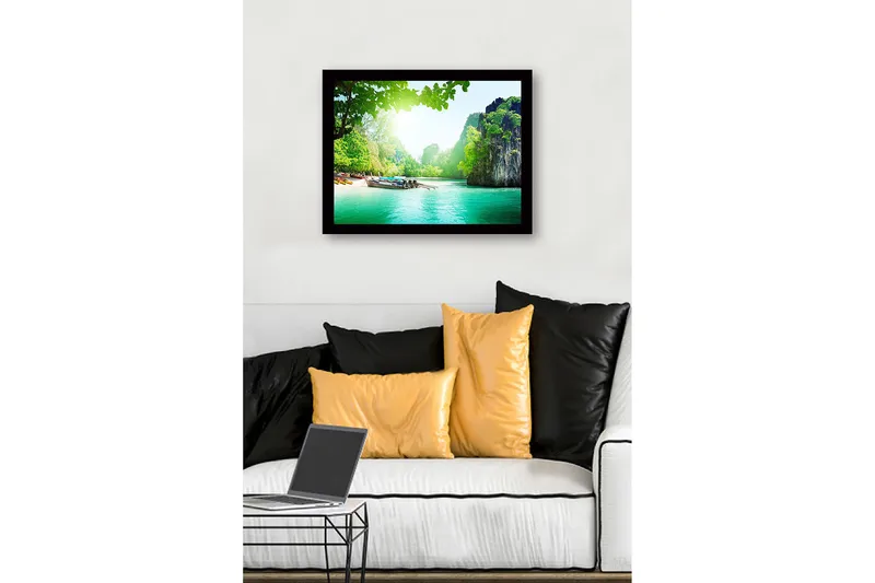 Inramad Canvastavla i trä - 41x56 cm - Vacker kustlandskap med båtar vid en grönskande strand - Grön / Turkos / Blå - Inredning & dekor - Tavlor & konst