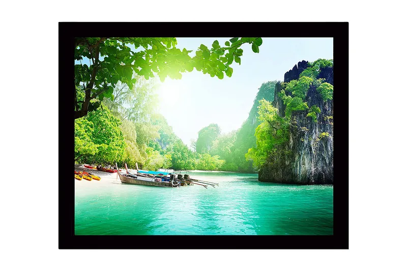 Inramad Canvastavla i trä - 41x56 cm - Vacker kustlandskap med båtar vid en grönskande strand - Grön / Turkos / Blå - Inredning & dekor - Tavlor & konst