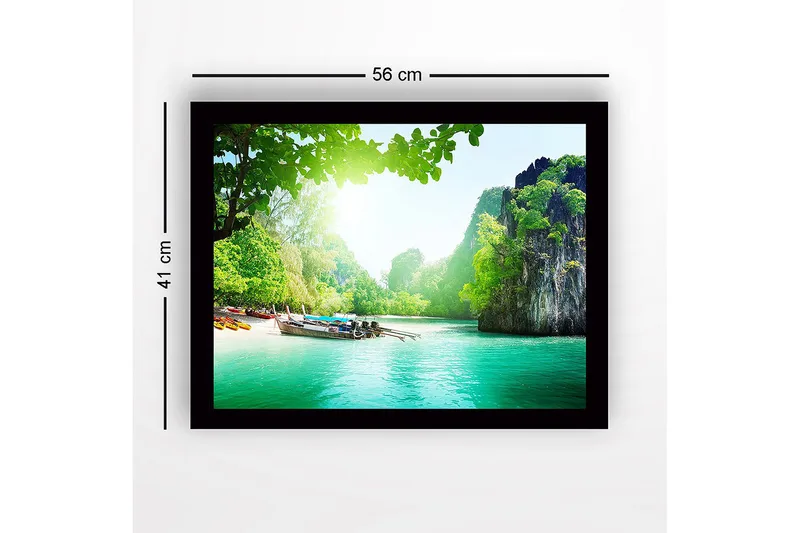 Inramad Canvastavla i trä - 41x56 cm - Vacker kustlandskap med båtar vid en grönskande strand - Grön / Turkos / Blå - Inredning & dekor - Tavlor & konst