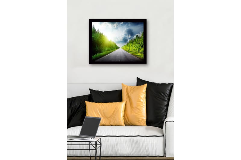 Inramad Canvastavla i trä - 41x56 cm - Vacker landsväg omgiven av grönskande träd och en ljus himmel - Grön / Blå / Gul - Inredning & dekor - Tavlor & konst