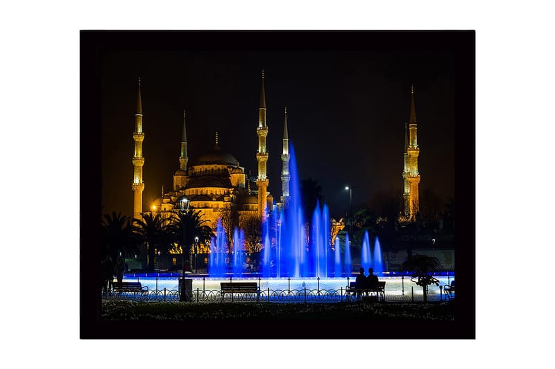 Inramad Canvastavla i trä - 41x56 cm - Vacker moské belyst av gyllene ljus med en fontän i blått vatten - Guld / Blå - Inredning & dekor - Tavlor & konst