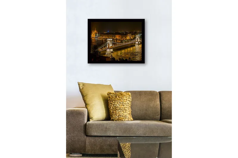 Inramad Canvastavla i trä - 41x56 cm - Vacker nattvy av kedjebron i Budapest med glittrande stadsljus - Guld / Mörkblå / Grå - Inredning & dekor - Tavlor & konst