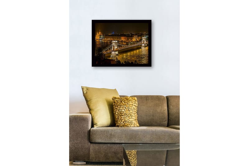 Inramad Canvastavla i trä - 41x56 cm - Vacker nattvy av kedjebron i Budapest med glittrande stadsljus - Guld / Mörkblå / Grå - Inredning & dekor - Tavlor & konst