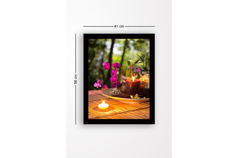 Inramad Canvastavla i trä - 41x56 cm - Vacker samling av blommor och ljus på en träskiva - Lila / Mörkröd / Beige - Inredning & dekor - Tavlor & konst