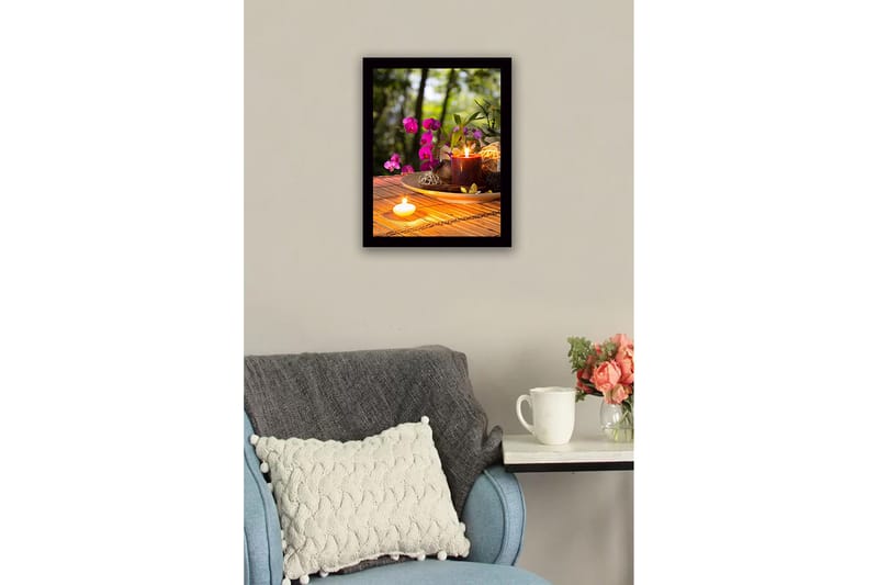 Inramad Canvastavla i trä - 41x56 cm - Vacker samling av blommor och ljus på en träskiva - Lila / Mörkröd / Beige - Inredning & dekor - Tavlor & konst