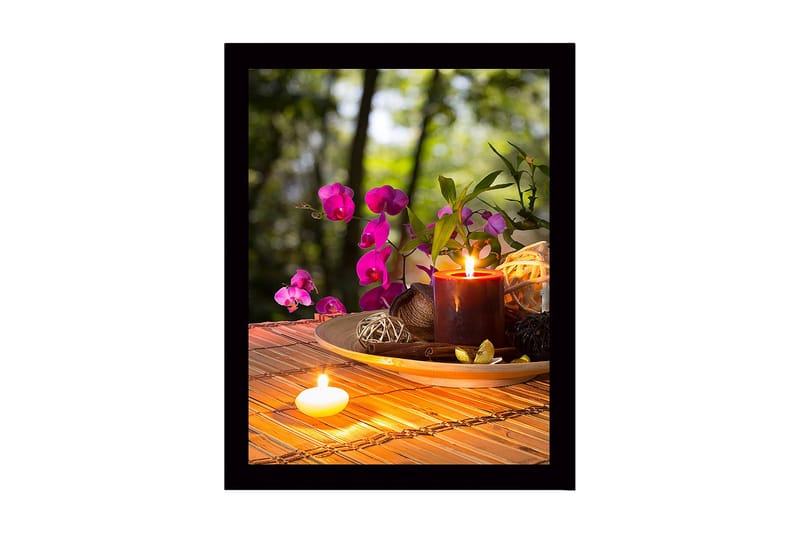 Inramad Canvastavla i trä - 41x56 cm - Vacker samling av blommor och ljus på en träskiva - Lila / Mörkröd / Beige - Inredning & dekor - Tavlor & konst