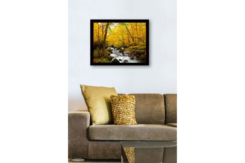 Inramad Canvastavla i trä - 41x56 cm - Vacker skog med en porlande bäck omgiven av gyllene höstlöv - Gult / Grönt / Brunt - Inredning & dekor - Tavlor & konst