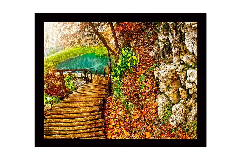 Inramad Canvastavla i trä - 41x56 cm - Vacker skogsstig vid en klar sjö omgiven av höstfärger, Grön / Orange / Brun
