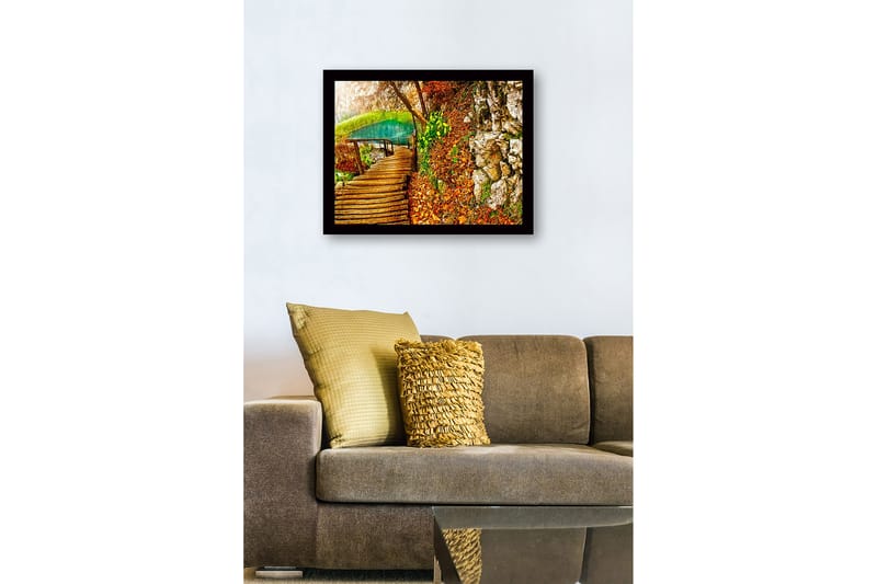 Inramad Canvastavla i trä - 41x56 cm - Vacker skogsstig vid en klar sjö omgiven av höstfärger - Grön / Orange / Brun - Inredning & dekor - Tavlor & konst