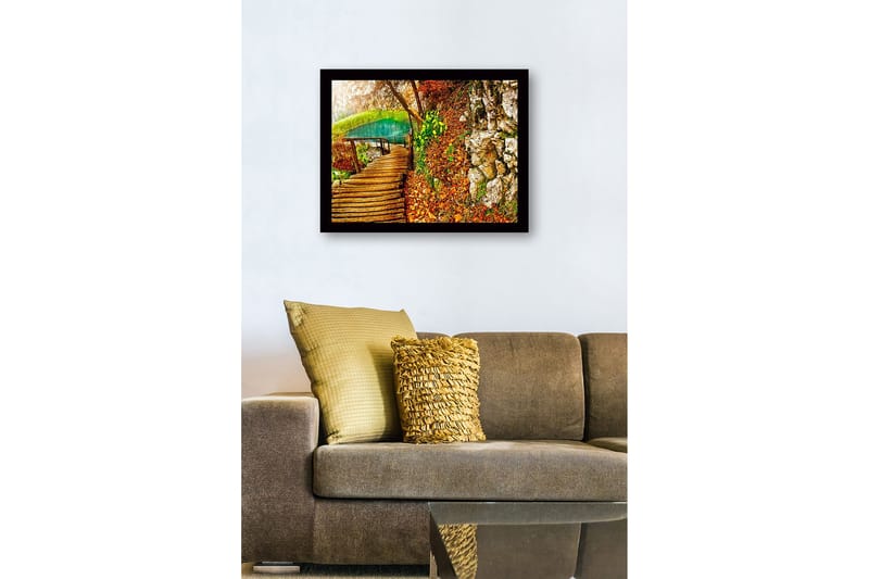 Inramad Canvastavla i trä - 41x56 cm - Vacker skogsstig vid en klar sjö omgiven av höstfärger - Grön / Orange / Brun - Inredning & dekor - Tavlor & konst