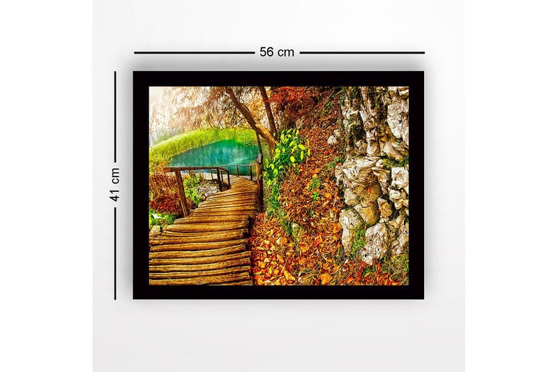 Inramad Canvastavla i trä - 41x56 cm - Vacker skogsstig vid en klar sjö omgiven av höstfärger - Grön / Orange / Brun - Inredning & dekor - Tavlor & konst