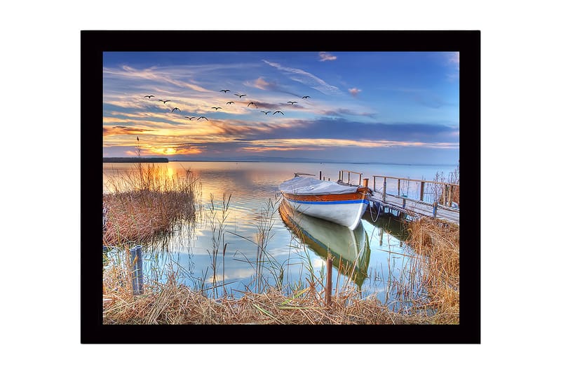 Inramad Canvastavla i trä - 41x56 cm - Vacker solnedgång över en stilla sjö med en båt vid bryggan, Blå / Orange / Grön