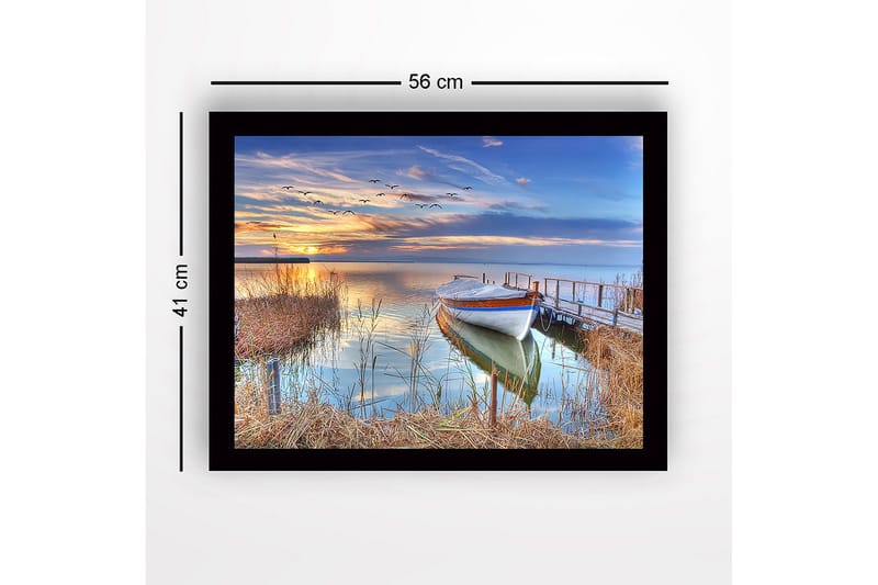 Inramad Canvastavla i trä - 41x56 cm - Vacker solnedgång över en stilla sjö med en båt vid bryggan - Blå / Orange / Grön - Inredning & dekor - Tavlor & konst