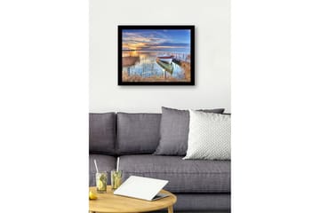 Inramad Canvastavla i trä - 41x56 cm - Vacker solnedgång över en stilla sjö med en båt vid bryggan - Blå / Orange / Grön - Inredning & dekor - Tavlor & konst