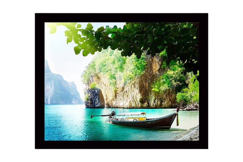 Inramad Canvastavla i trä - 41x56 cm - Vacker strand med en båt vid en grönskande klippkust - Turkos / Grön / Brun - Inredning & dekor - Tavlor & konst