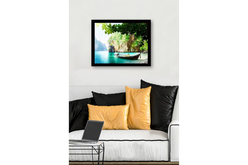 Inramad Canvastavla i trä - 41x56 cm - Vacker strand med en båt vid en grönskande klippkust - Turkos / Grön / Brun - Inredning & dekor - Tavlor & konst