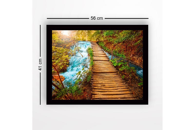 Inramad Canvastavla i trä - 41x56 cm - Vacker träbro som leder över en porlande bäck omgiven av grönskande natur - Grön / Blå / Brun - Inredning & dekor - Tavlor & konst