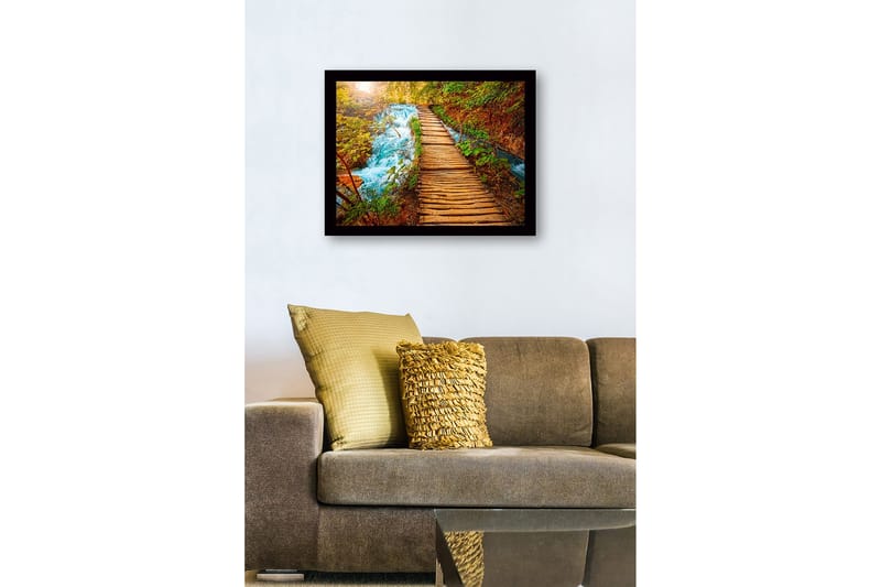 Inramad Canvastavla i trä - 41x56 cm - Vacker träbro som leder över en porlande bäck omgiven av grönskande natur - Grön / Blå / Brun - Inredning & dekor - Tavlor & konst