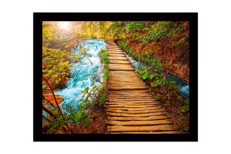 Inramad Canvastavla i trä - 41x56 cm - Vacker träbro som leder över en porlande bäck omgiven av grönskande natur, Grön / Blå / Brun