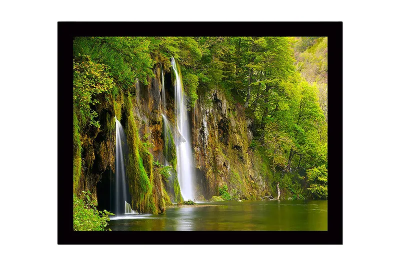 Inramad Canvastavla i trä - 41x56 cm - Vacker vattenfall omgiven av frodig grönska, Grön / Brun / Blå