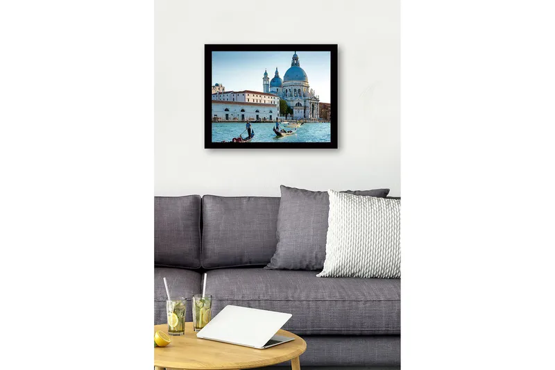 Inramad Canvastavla i trä - 41x56 cm - Vacker vy av venetianska gondoler vid en historisk byggnad - Blå / Vit / Grå - Inredning & dekor - Tavlor & konst