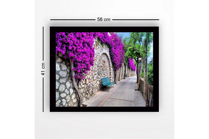 Inramad Canvastavla i trä - 41x56 cm - Vacker promenad med bougainvillea som pryder en stenmur - Lila / Grön / Beige - Inredning & dekor - Tavlor & konst