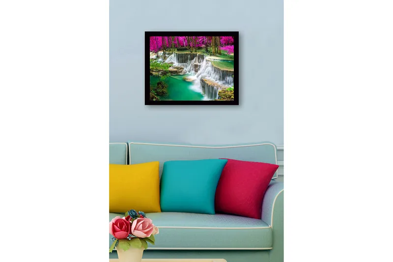 Inramad Canvastavla i trä - 41x56 cm - Vattenfall omgivna av frodig grönska och rosa träd - Turkos / Grön / Rosa - Inredning & dekor - Tavlor & konst