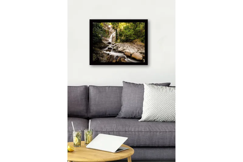 Inramad Canvastavla i trä - 41x56 cm - Vattenfall som strömmar genom en grönskande skogsmiljö - Grön / Grå / Brun - Inredning & dekor - Tavlor & konst