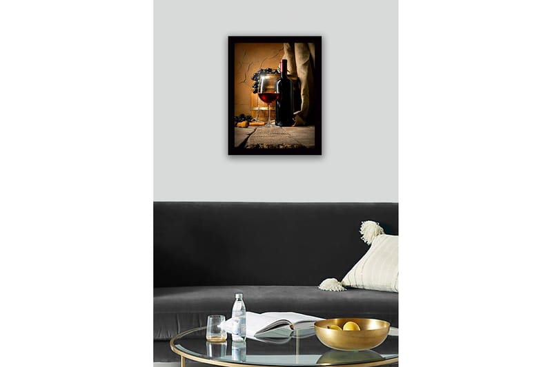Inramad Canvastavla i trä - 41x56 cm - Vinflaska och glas med rödvin omgiven av druvor och ekfat - Röd / Svart / Brun - Inredning & dekor - Tavlor & konst