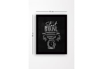 Inramad Canvastavla i trä - 41x56 cm - Vintage köksvåg med en kavel och texten Start Baking - Svart / Vit - Inredning & dekor - Tavlor & konst