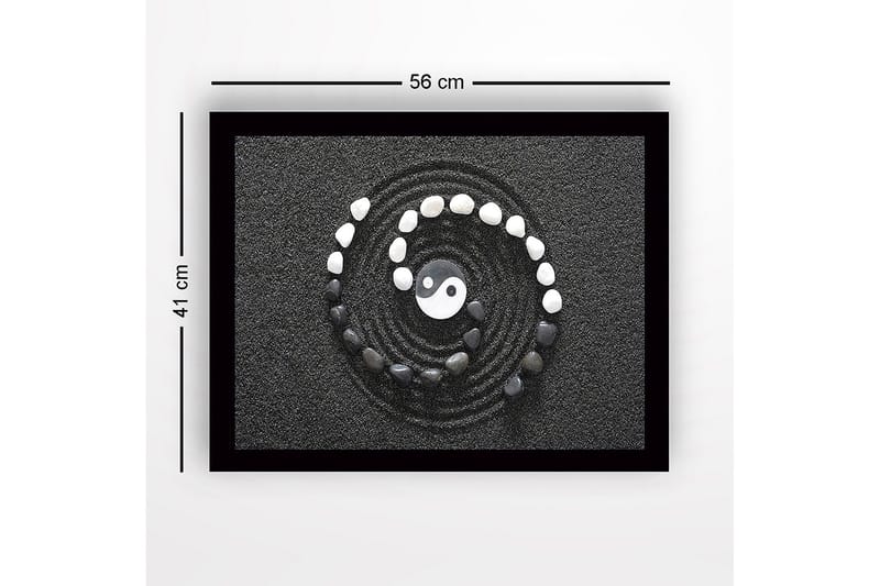 Inramad Canvastavla i trä - 41x56 cm - Yin och Yang-symbol i en spiral av stenar på svart sand - Svart / Vit / Grå - Inredning & dekor - Tavlor & konst