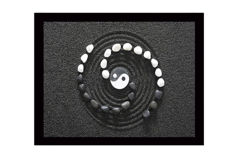 Inramad Canvastavla i trä - 41x56 cm - Yin och Yang-symbol i en spiral av stenar på svart sand - Svart / Vit / Grå - Inredning & dekor - Tavlor & konst
