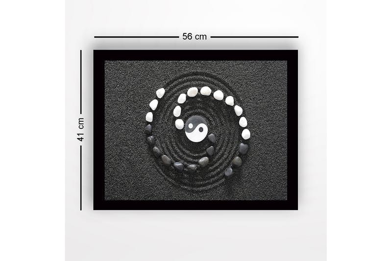 Inramad Canvastavla i trä - 41x56 cm - Yin och Yang-symbol i en spiral av stenar på svart sand - Svart / Vit / Grå - Inredning & dekor - Tavlor & konst