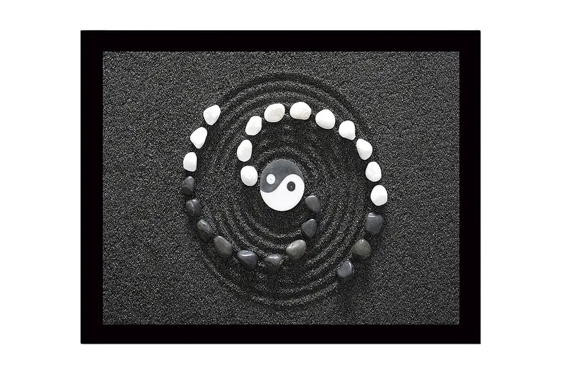 Inramad Canvastavla i trä - 41x56 cm - Yin och Yang-symbol i en spiral av stenar på svart sand - Svart / Vit / Grå - Inredning & dekor - Tavlor & konst