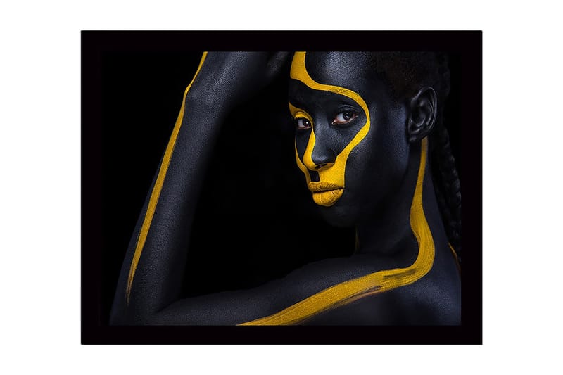 Inramad Canvastavla i trä - 41x56 cm - Porträtt av en person med svart och gul kroppsmålning, Svart / Gul