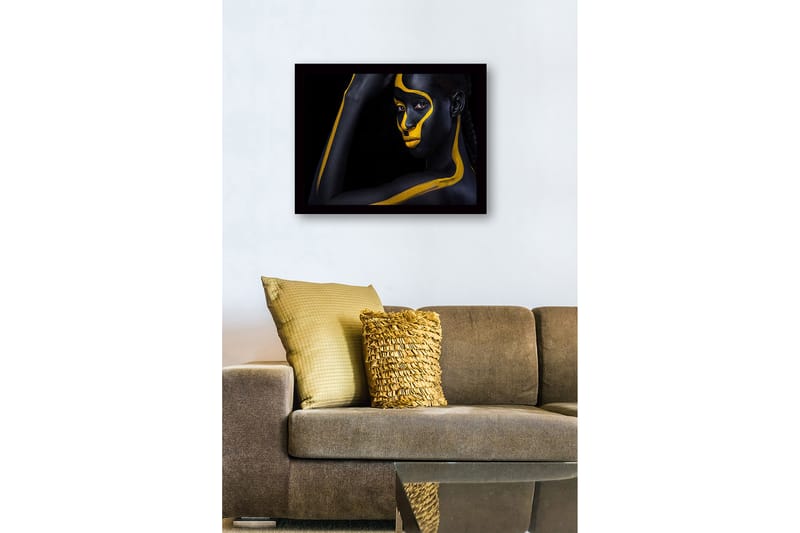 Inramad Canvastavla i trä - 41x56 cm - Porträtt av en person med svart och gul kroppsmålning - Svart / Gul - Inredning & dekor - Tavlor & konst