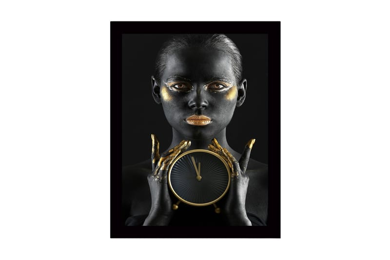Inramad Canvastavla i trä - 41x56 cm - Porträtt av en kvinna med svart hud och guldiga detaljer som håller en klocka - Svart / Guld / Brun - Inredning & dekor - Tavlor & konst