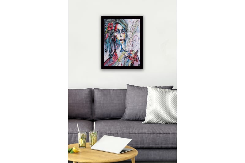Inramad Canvastavla i trä - 41x56 cm - Porträtt av en kvinna med färgglada detaljer och en fjäril - Rosa / Blå / Gul - Inredning & dekor - Tavlor & konst
